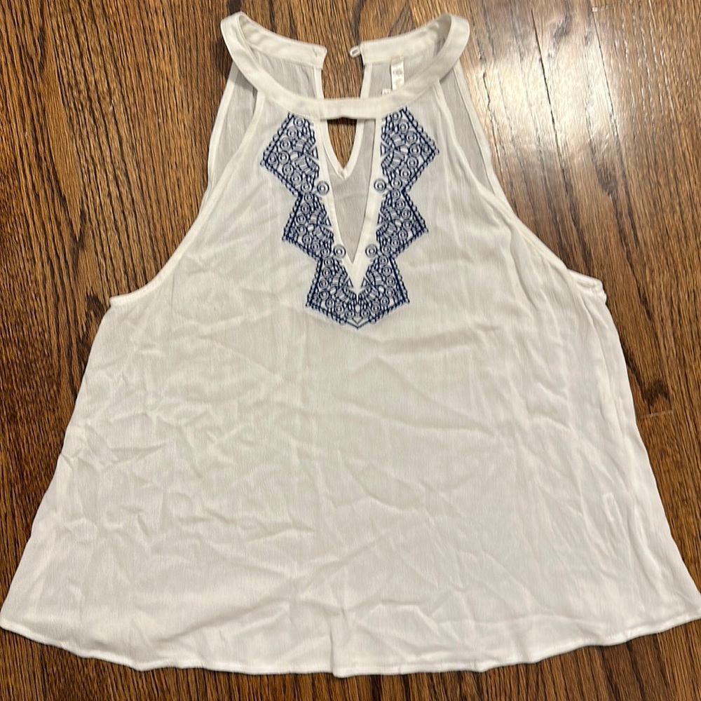 Fun 2 Fun Women’s Medium White with blue embroidered design at neckline